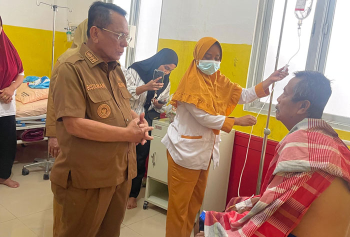 Bupati Rohil H Bistamam membezuk warga Tanjung Medan yang dirawat di RSUD dr RM Pratomo Bagansiapiapi, Senin (14/7/2025).