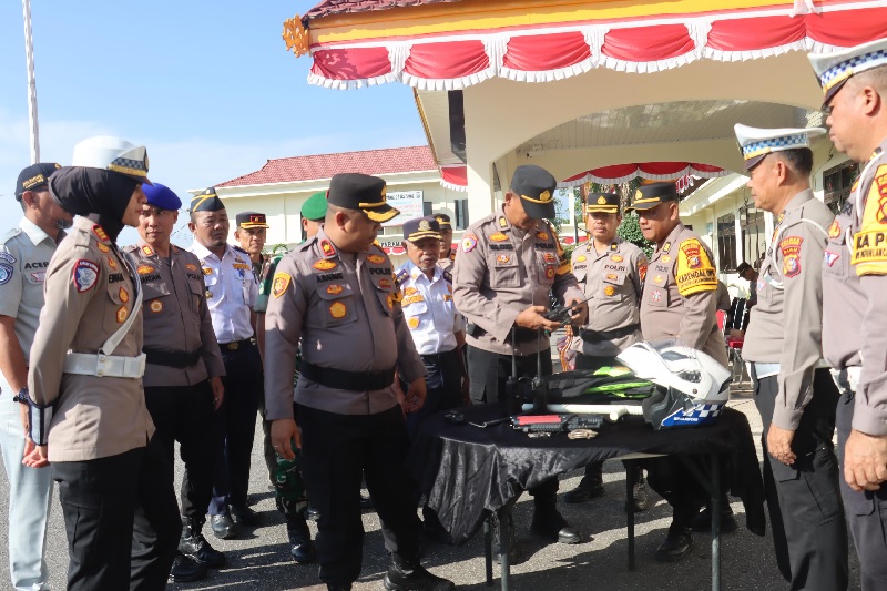 Wakapolres Pelalawan, Kompol Asep Rahmat meninjau kelengkapan sarana dan prasarana saat memimpin apel gelar Operasi Patuh 2025 yang ditandai dengan apel gelar pasukan di halaman Mapolres, Senin.