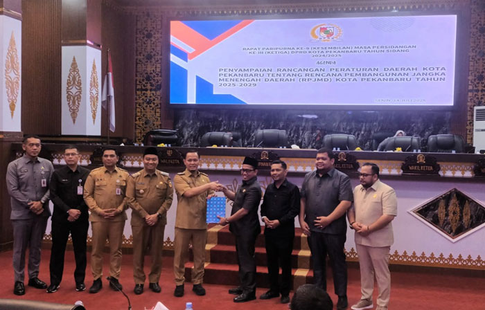 Wali Kota Pekanbaru Agung Nugroho menyerahkan Ranperda RJPMD Kota Pekanbaru 2025-2029 kepada Ketua DPRD Kota Pekanbaru Muhammad Isa Lahamid, Senin (14/7/2025).