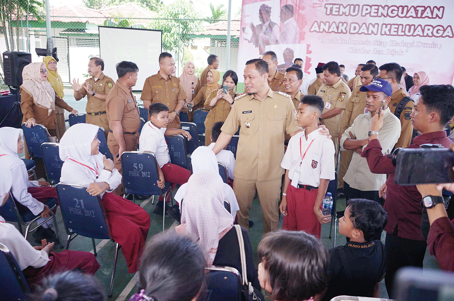 Wali Kota Pekanbaru Agung Nugroho ber&shy;bincang dengan murid dan wali murid saat meninjau Sekolah Rakyat di Balai Sentra Abiseka Jalan Sekolah, Kecamatan Rumbai, Pekanbaru, Senin (14/7/2025).
