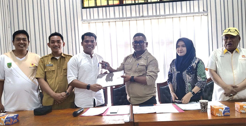 Ketum KONI Rohil Riwansyah saat mengikuti sertijab bersama Ketum KONI sebelumnya Samsuri, di Bagansiapiapi, Selasa (15/7/2025).