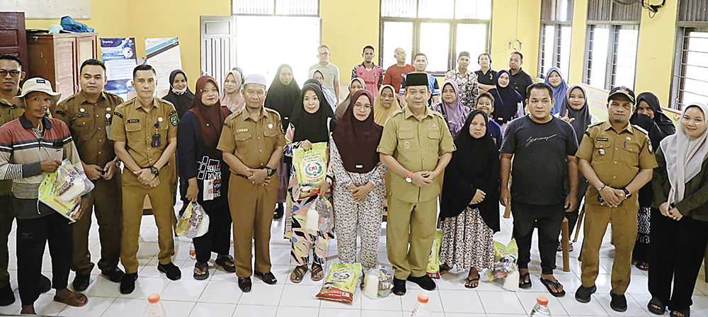 Wabup Rohul foto bersama usai menyerahkan secara simbolis bantuan paket sembako untuk 83 kepala keluarga yang rumahnya rusak terdampak bencana angin puting beliung.