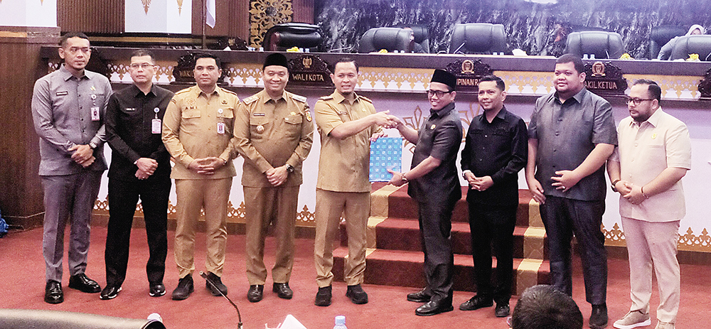 Wali Kota Pekanbaru Agung Nugroho menyerahkan Ranperda RPJMD Pekanbaru 2025-2029 kepada Ketua DPRD Pekanbaru Muhammad Isa Lahamid, Senin (14/7/2025).