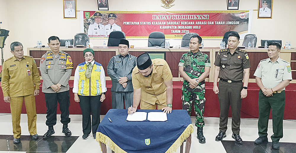 Bupati Inhu didampingi sejumlah pejabat forkopimda dan Kepala BWS Sumatera III Pekanbaru, menandatangani berita acara penetapan status darurat bencana abrasi dan tanah longsor di Kabupaten Inhu.