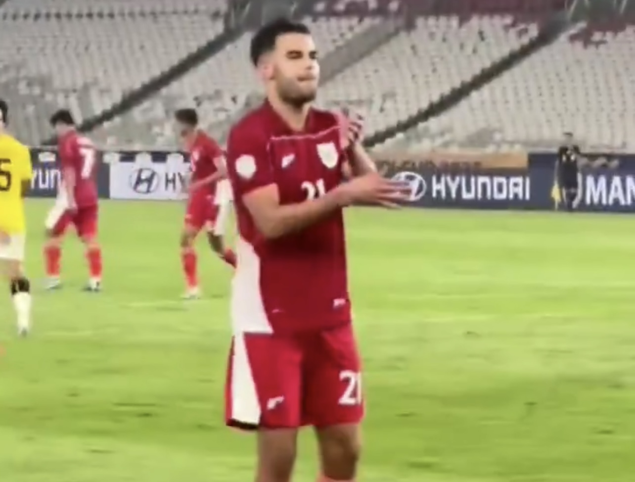 Pemain Timnas Indonesia U-23 Jans Raven selebrasi tren aura farming memperagakan tarian anak coki penari pacu jalur usai mencetak gol laga Indonesia vs Brunei Darussalam, Selasa (15/7/2025) malam.