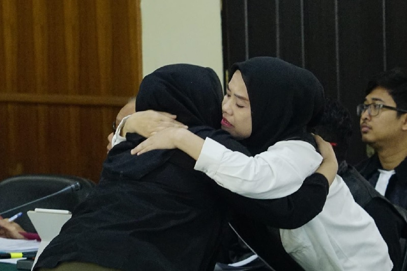 Terdakwa Novin Karmila mantan Plt Kabag Umum Sekda Kota Pekanbaru memeluk sang anak usai memberikan keterangan saksi dalam kasus korupsi Mantan Plt Wako Pekanbaru Risnandar Mahiwa.