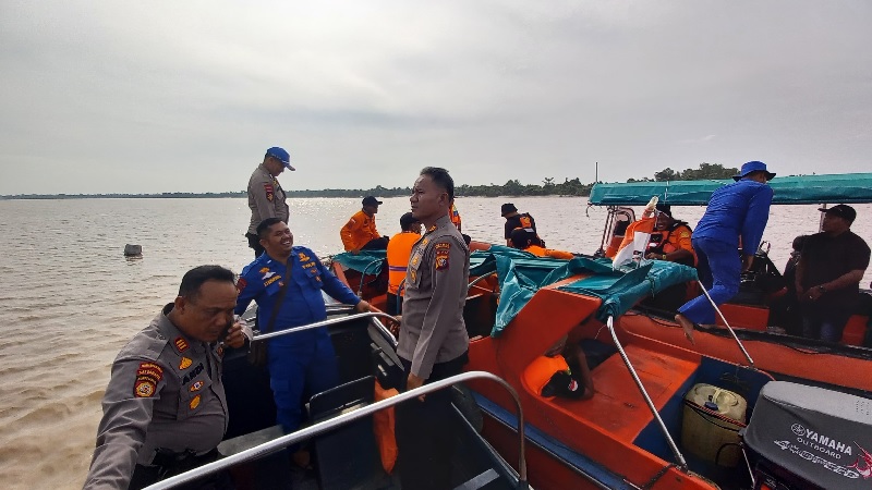 Kasatpolairud Polres Inhil AKP Agus Susanto SH MH bersama tim gabungan ketika sedang melakukan pencarian sebelum korban ditemukan meninggal dunia di Kecamatan Kempas, Inhil, Selasa (15/7/2025).