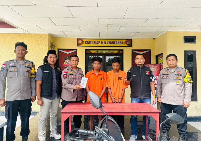 Kapolsek Rupat AKP Faisal SH mengamankan dua pelaku begal dan mengamankan barang bukti di Mapolsek Rupat, Selasa (15/7/2025).