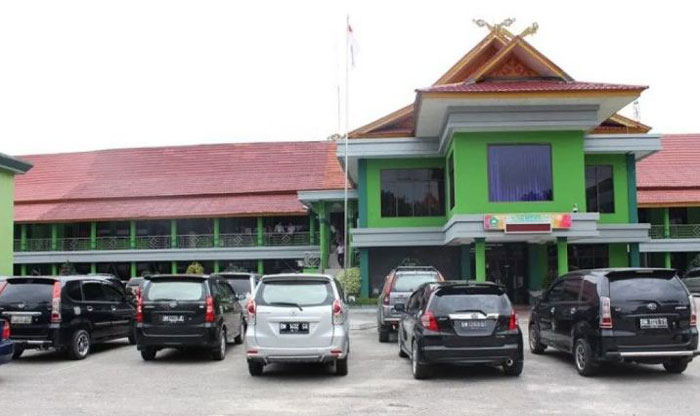 Kanwil Kemenag Riau disorot terkait munculnya dugaan seorang pensiunan masih aktif terlibat dalam urusan administrasi kepegawaian di institusi itu.