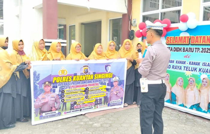 Personel Satgas Preemtif Polres Kuansing melakukan sosialisasi tertib berkendaraan dalam rangka Operasi Patuh Lancang Kuning 2025, Selasa (15/7/2025).