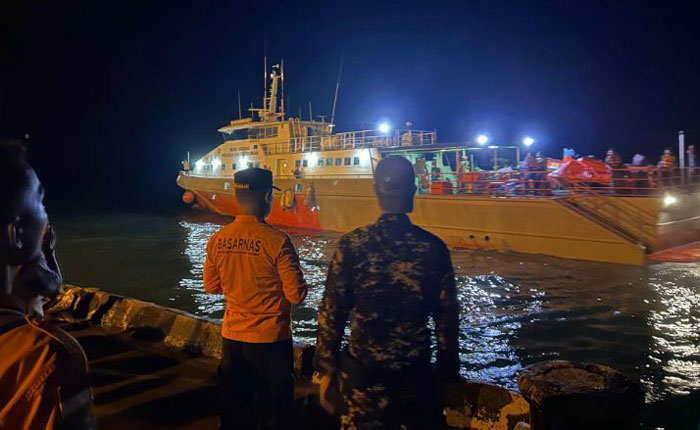 Tim SAR berada di pelabuhan di Tua Pejat dalam upaya pencarian korban boat yang terbalik di perairan Sipora Mentawai, Senin malam (14/7/2025).
