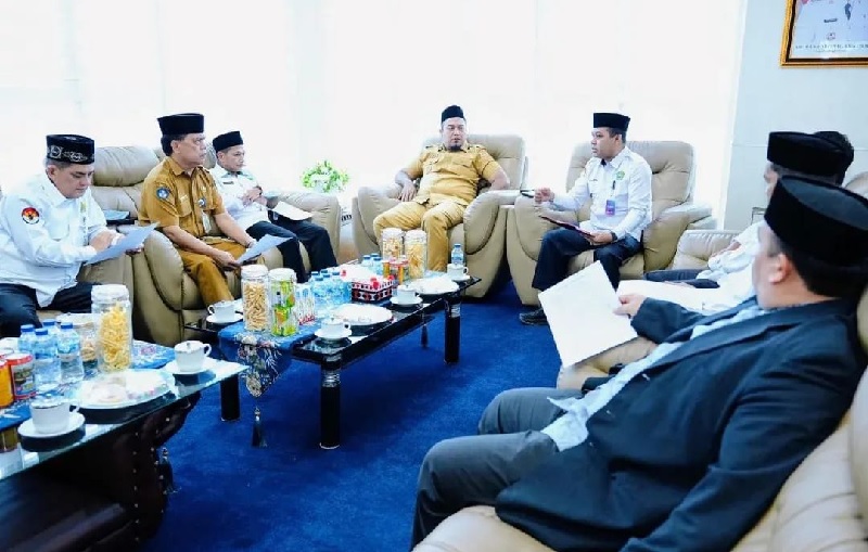 Bupati Inhu Ade Agus Hartanto saat menerima kunjungan ketua dan pengurus LPTQ daerah itu di ruang kerjanya, Senin (14/7/2025).