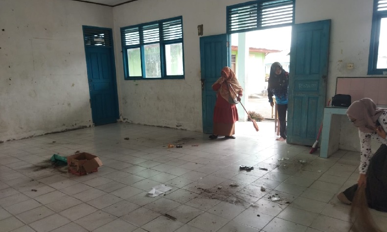 Majelis guru MTs YPPI Bengkaliss membersihkan ruang melas untuk menyambut siswa baru.
