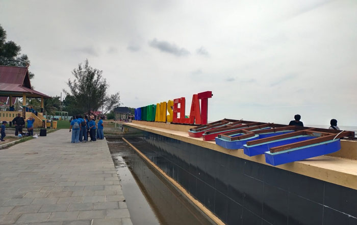 Plang nama Pantai Indah Selatbaru yang roboh sampai saat ini belum diperbaiki oleh Dinas Parbudpora Bengkalis, Ahad (13/7/2025).
