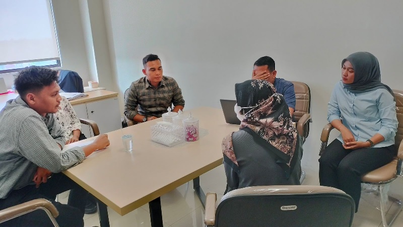 Tersangka dugaan penipuan yang mencatut nama Raffi Ahmad, Nova Susanti saat diperiksa penyidik Ditreskrimum Polda Riau, Senin (14/7/2025).