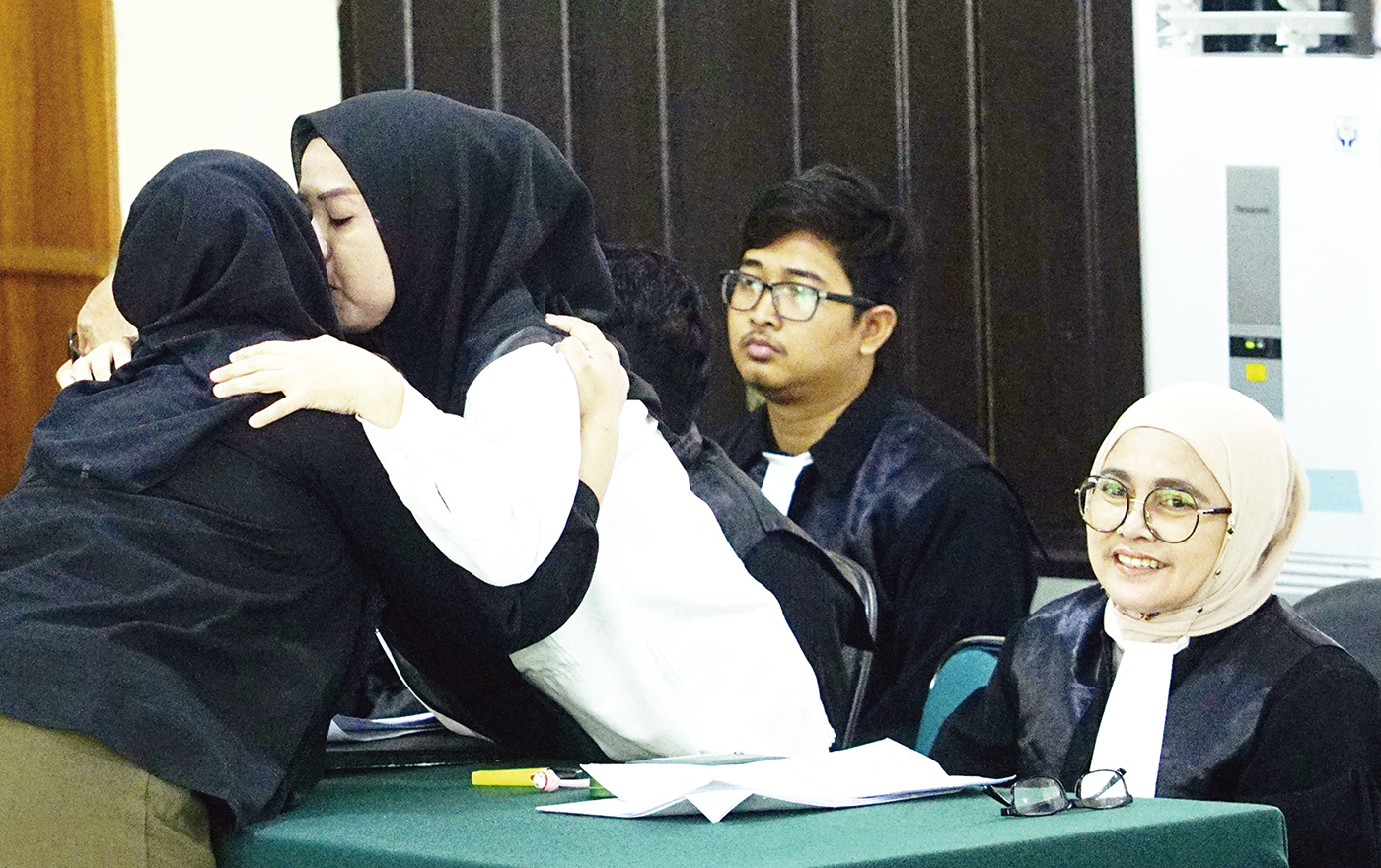 Terdakwa Novin Karmila (dua kiri) memeluk sang anak Nadia Rovin Putri (kiri) yang baru selesai memberikan keterangan sebagai saksi dalam dugaan kasus korupsi mantan pejabat Pemko Pekanbaru di Pengadilan Negeri Pekanbaru, Selasa (15/7/2025).