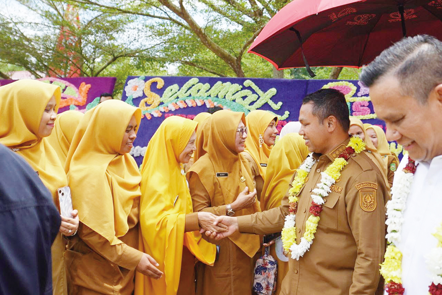 Gubernur Riau Abdul Wahid disambut majelis guru saat meresmikan perpustakaan di SMKN 1 Tapung, Kabupaten Kampar, Senin (14/7/2025).