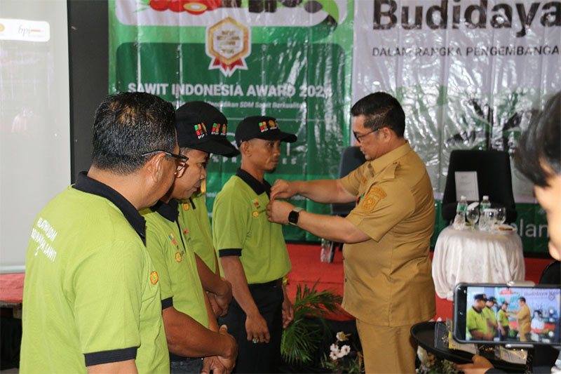 Penyematan peserta oleh Kadisbun Provinsi Riau, Dr Syahrial Abadi AP MSi