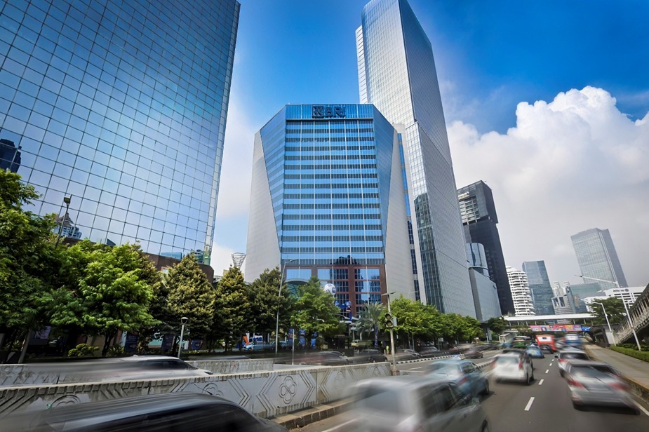 Gedung kantor pusat Bank Rakyat Indonesia (BRI) yang berdiri megah di pusat bisnis Jakarta. Kinerja dan strategi transformasi BRI terus menarik perhatian investor global.