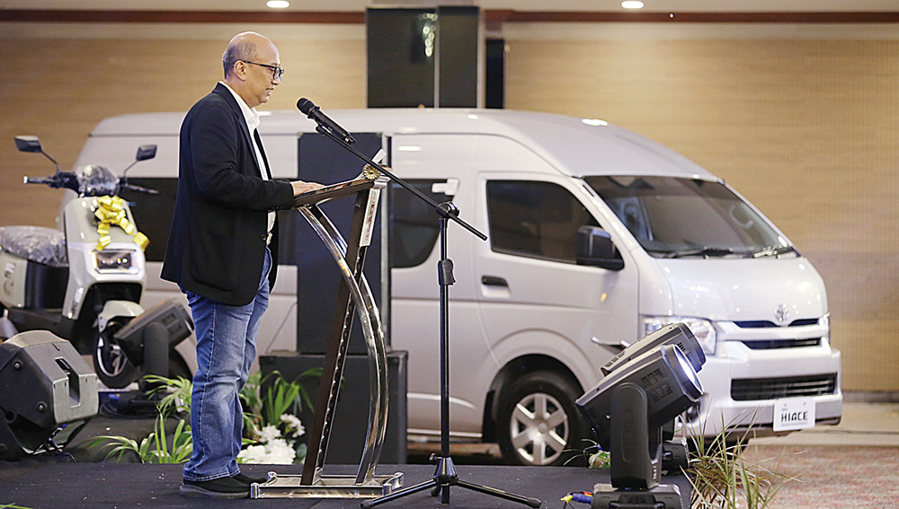 Chief Operating Officer Agung Toyota Himawan Wahyu Wardhana menyampaikan sambutan dalam acara Fleet Gathering New Hiace yang digelar Agung Toyota Riau di Grand Ballroom Hotel Pangeran Pekanbaru, Senin