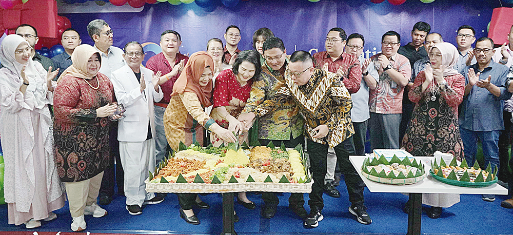 Direktur RS Prima Pekanbaru dr Aldona Cristian Anggara Surbakti mewakili jajaran direksi Rumah Sakit Prima saat pemotongan tumpeng saat perayaan HUT RS Prima ke-9 di Aula RS Prima Pekanbaru, Selasa (15/7/2025).