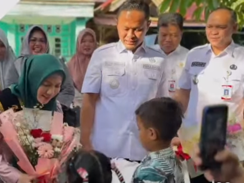 Wako Pekanbaru Agung Nugroho dan Bunda PAUD Kota Pekanbaru Sulastri Agung saat meninjau MPLS di salah satu TK di Kota Pekanbaru, Rabu (16/7/2025).
