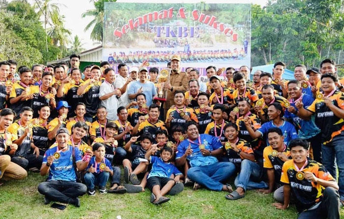 Bupati Inhu Ade Agus Hartanto foto bersama atlet pacu jalur sambil memegang piala juara I pada event Pacu Jalur Rayon III di Tepian Rajo Pangean Kabupaten Kuansing, sela(15/7/2025).