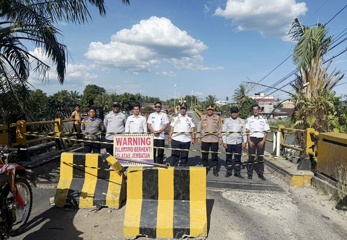 Kabid LLAJ Dishub Rohul Arie Gunadi (4 kanan), Camat Ujung Batu Sigit Pranjoro (4 kiri), Kapolsek Ujung Batu Kompol Y Purba (3 kanan) umumkan penutupan sementara Jembatan Sungai Rokan selama 2 hari