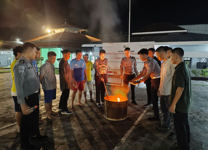 Kepala KPR Rengat, Roby C Hutasoit (tujuh dari kanan) bersama anggota dan sejumlah WBP menyaksikan pemusnahan barang bukti, Selasa (15/7/2025).