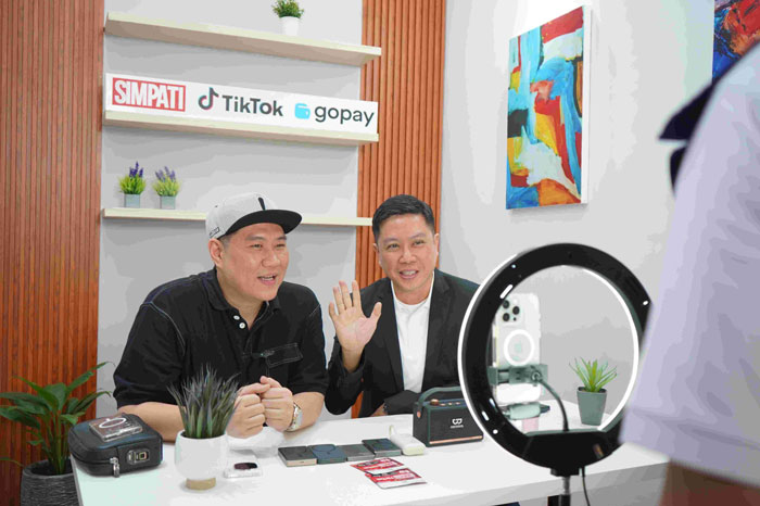 Director of Marketing Telkomsel, Derrick Heng (kanan) dan content creator TikTok, Kohcun (kiri) live streaming bersama di momen peluncuran Simpati TikTok, Rabu (16/7/2025).