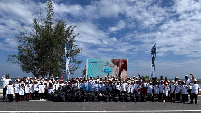Suzuki Clean Up The World Ke-12 dengan tema Ocean of Tomorrow: Universal Clean-up Day di Belitung Pantai Pasir Panjang, Pulau Mendanau, Kabupaten Belitung, Kepulauan Bangka Belitung, Rabu (16/7/2025)