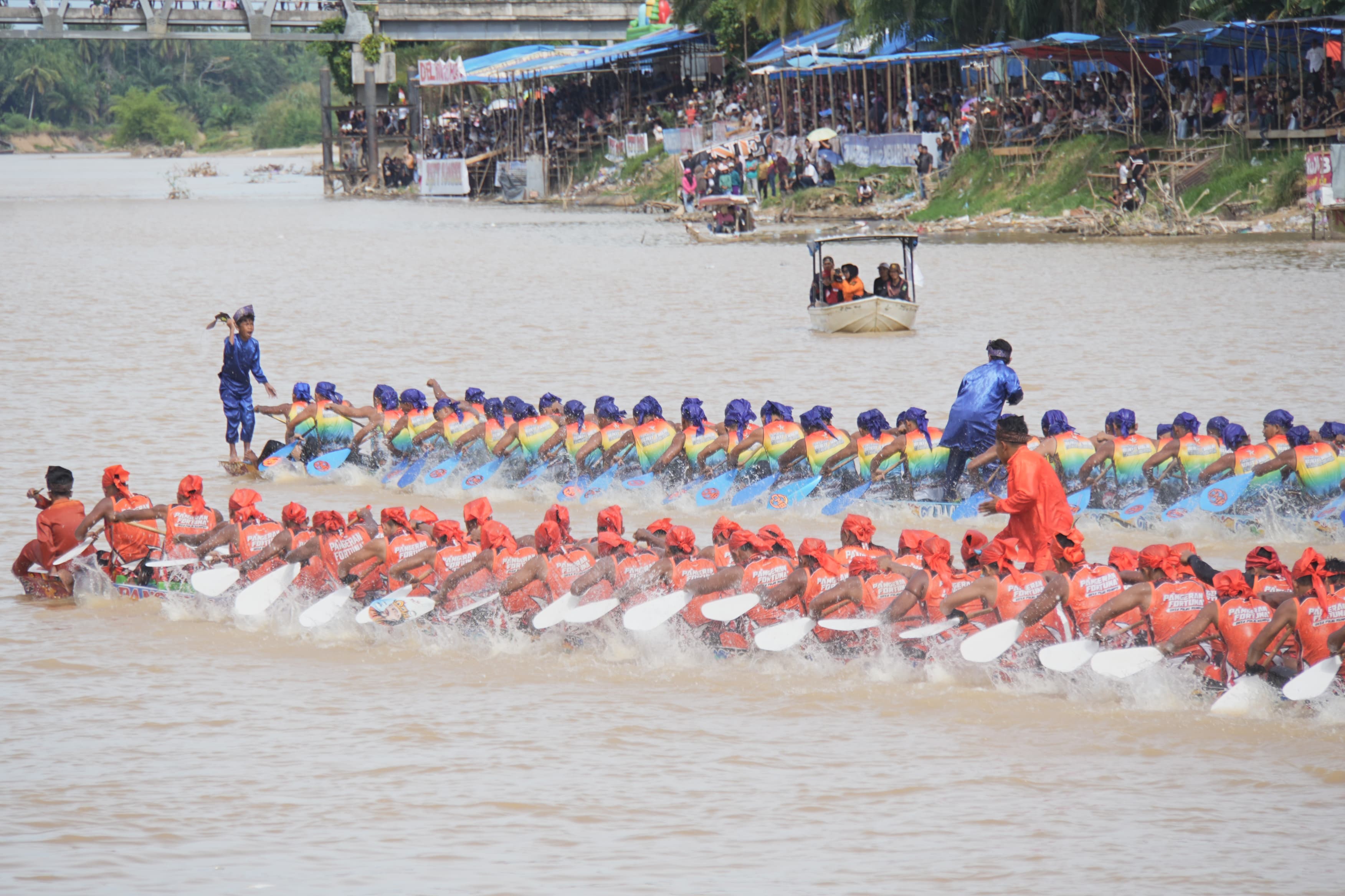 Dua jalur saling berpacu dalam lomba di Sungai Kuantan, baru-baru ini.