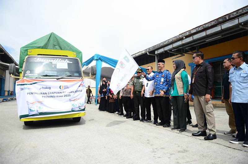 Pj Sekdaprov Riau M Job Kurniawan melepas bantuan beras kepada masyarakat dari pemerintah, Kamis (17/7/2025).