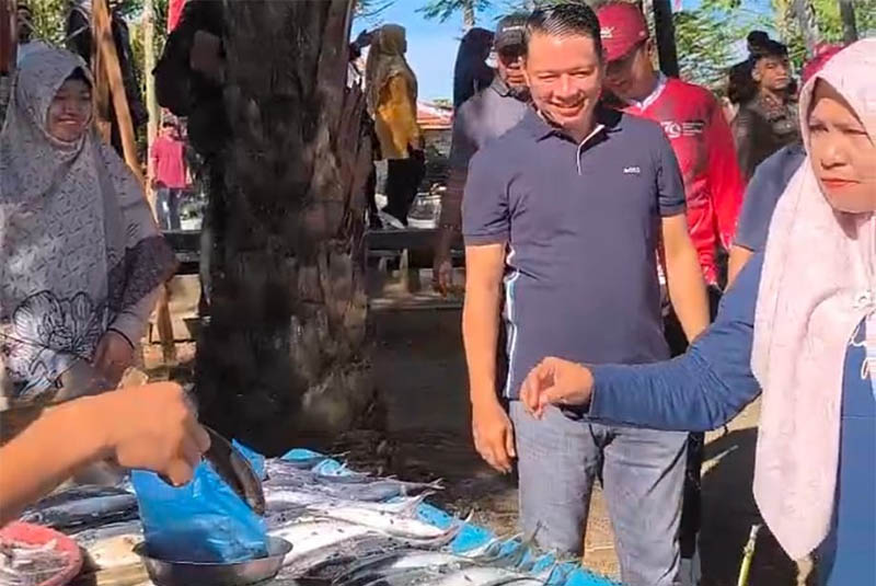 Wabup Pelalawan, Husni Tamrin MH membuka Program Wisata Belanja Perikanan yang digagas Diskanlut di kawasan Embung Bhakti Praja, Pangkalan Kerinci, Pelalawan, Kamis (10/7/2025).