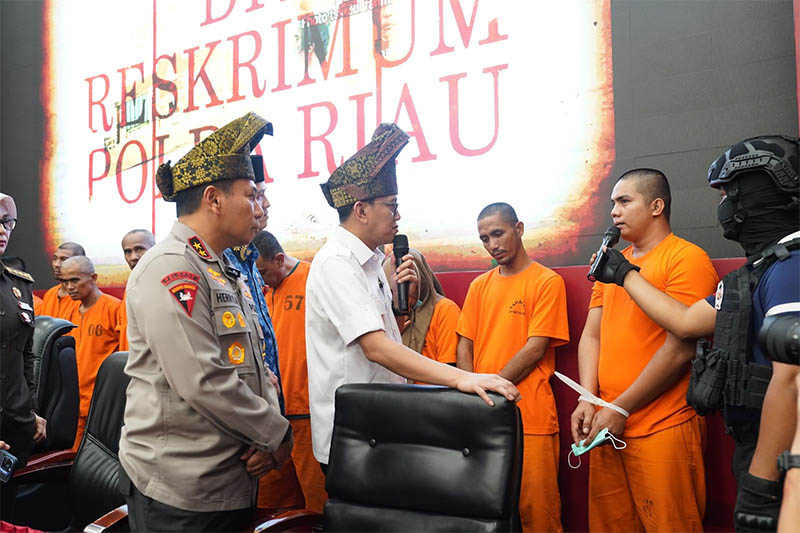 Menteri P2MI Abdul Kadir Karding saat menanyai salah seorang pekau TPOO yang diamankan polisi saat melakukan kunjungan kerja ke Provinsi Riau, Kamis (17/7/2025).