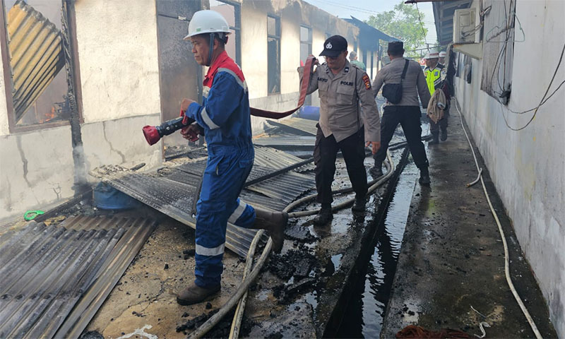 Petugas saat melakukan pemadaman api yang membakar asrama SMK Teknologi YPL Lirik, Kamis (17/7/2025).