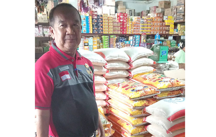 Kabid Perdagangan Dinas Kopdagrin Kuansing, Yean Asnudi melakukan pengecekan beras di wilayah Kecamatan Benai, Kamis (17/7/2025).