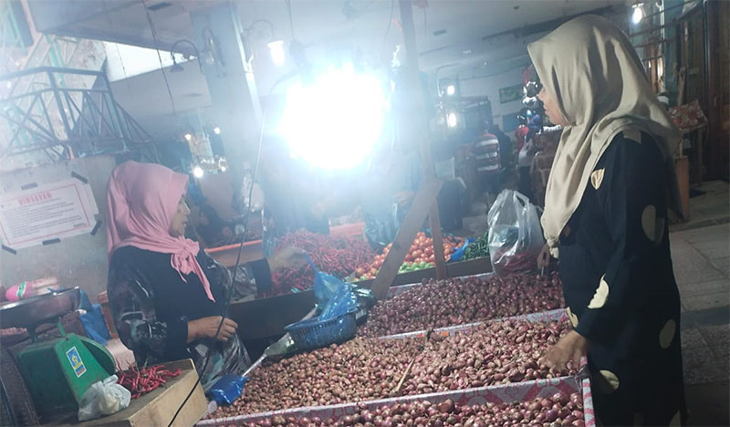 Harga bawang merah dan putih masih tinggi di Pasar Terubuk Bengkalis, Kamis (17/7/2025).