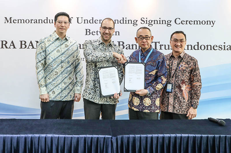 Direktur Utama J Trust Bank Ritsuo Fukadai (kanan 2) dan CEO Bendura Bank AG Philipp Forster (kiri 2) menandatangi MoU bisnis di Sahid Sudirman Center, Jakarta, Kamis (17/7/2025).