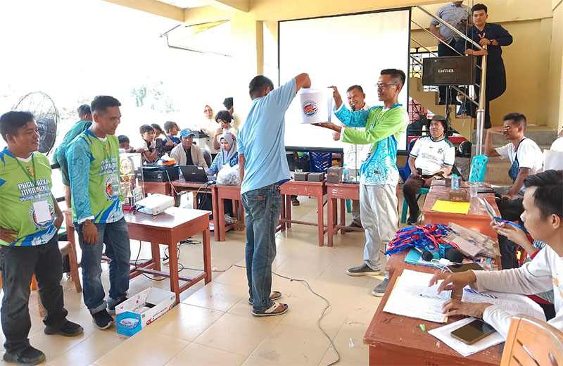 Perwakilan salah satu jalur melakukan pencabutan undian pacu jalur Rayon IV Kecamatan Kuantan Tengah, Kamis (17/7/2025) siang di tribun finis Tepian Datuk Bandaro Lelo Budi.