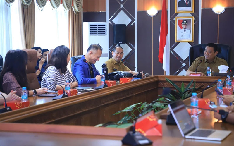 Wakil Wali Kota Pekanbaru Markarius Anwar, memimpin pertemuan dengan investor asing dari PT ICE Victory Riau.