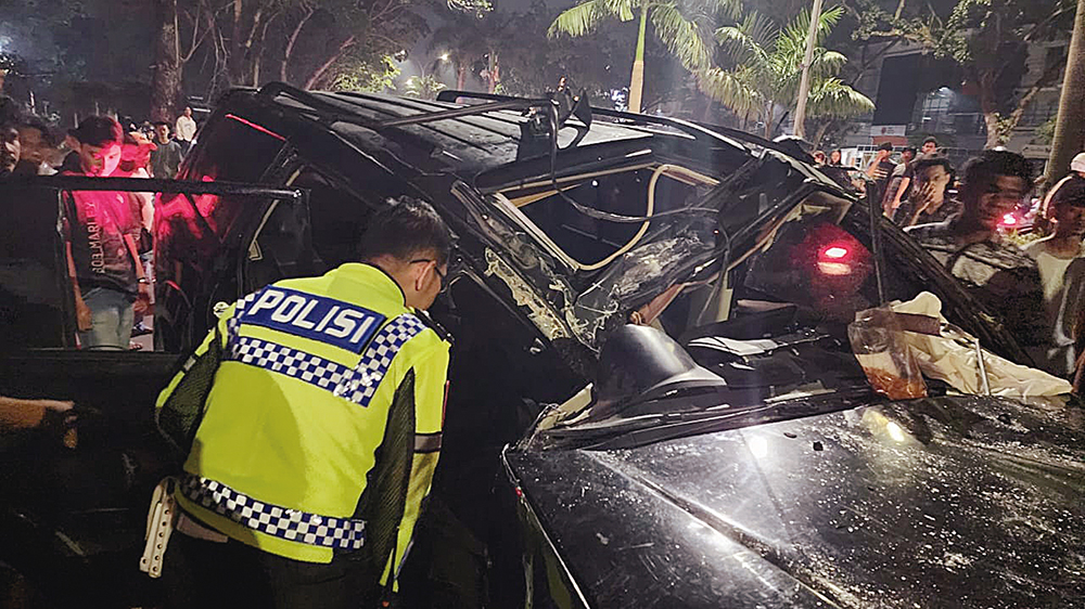 Petugas kepolisian Satlantas Polresta Pekanbaru melakukan olah TKP di lokasi kejadian kecelakaan tunggal di Jalan Jenderal Sudirman, Rabu (16/7/2025) dini hari.