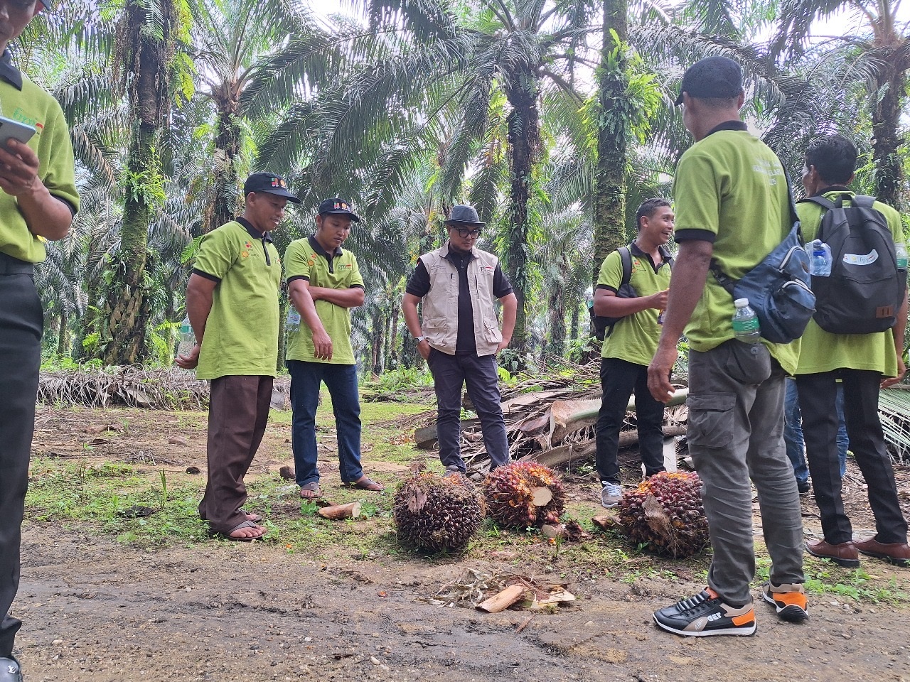 Peserta pelatihan saat melakukan praktik lapangan di Koperasi Unit Desa (KUD) Gunung Sari, Kecamatan Gunung Sahilan, Kampar.