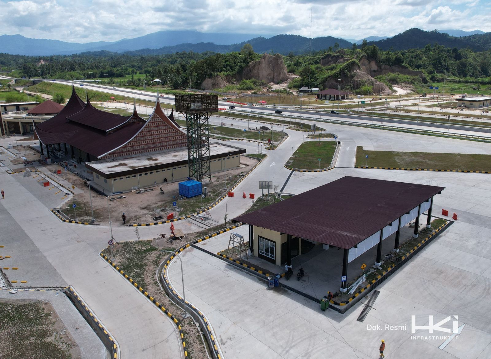 Penampakan rest area tol Padang-Sicincin yang telah selesai dikerjakan PT HKI terlihat bernuansa budaya Minangkabau.