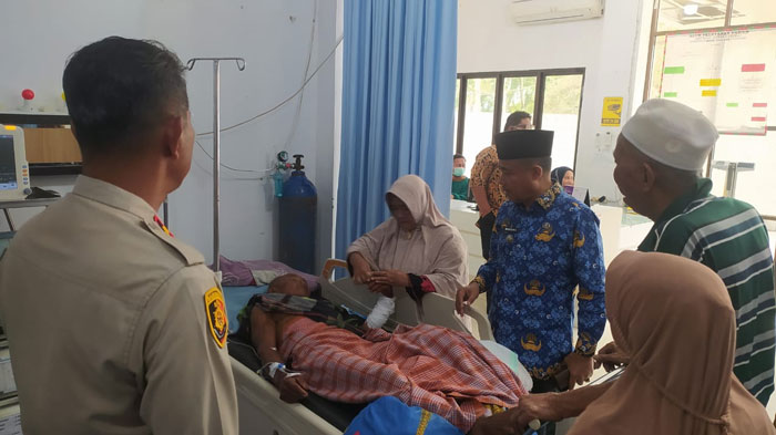 Hamzah menjalani perawatan di RSUD Perawang setelah diterkam buaya, Kamis (17/7/2025).