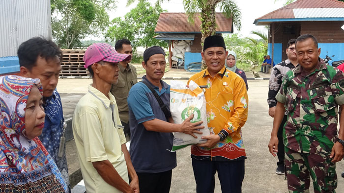 Bupati Inhil Herman bersama Forkopimda serahkan bantuan beras secara simbolis ke masyarakat di Kecamatan Tembilahan Hulu, Kamis (17/7/2025).