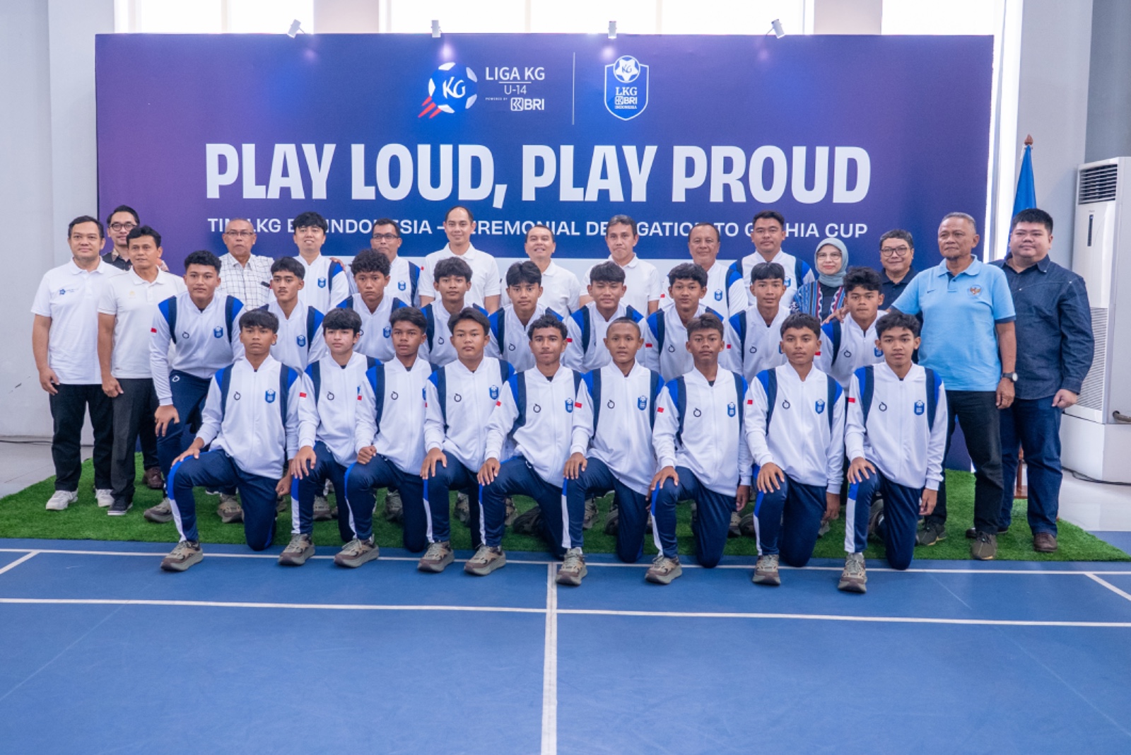 Tim LKG BRI Indonesia foto bersama jajaran pelatih dan perwakilan BRI serta Liga Kompas dalam acara pelepasan menuju Gothia Cup 2025 di Swedia, Rabu (9/7/2025) di BRI Brilian Stadium, Jakarta