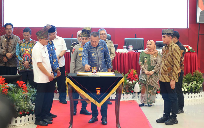 Wabup Kepulauan Meranti Muzamil Baharudin menandatangani deklarasi TPPO dan PMI ilegal bersama Polda Riau dan Pemprov Riau di Mapolda Riau, Kamis (17/7/2025).