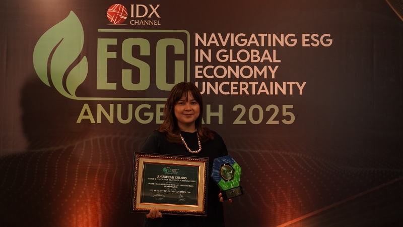 Head Sustainability XLSMART, Ratu Maulia Omaya menerima penghargaan yang diraih XLSMART untuk Kategori Infrastruktur Kelistrikan dan Telekomunikasi di ajang IDX Channel Anugerah ESG 2025.