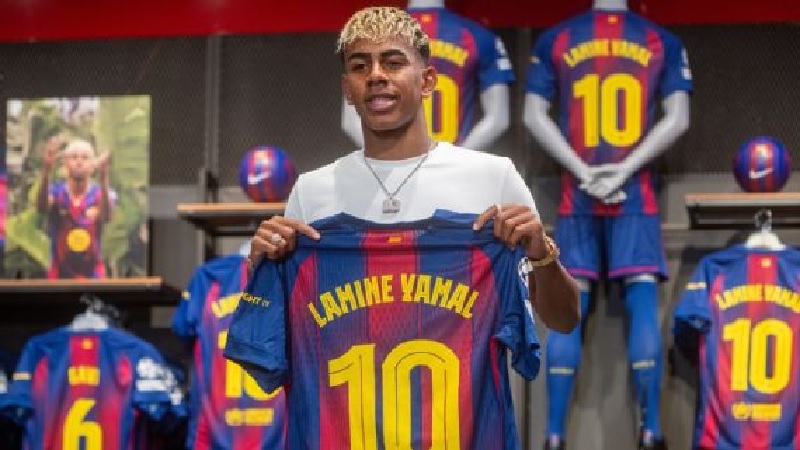 Lamine Yamal menerima jersey No. 10 Barcelona pada hari Rabu (16/7/2025) waktu Barcelona..